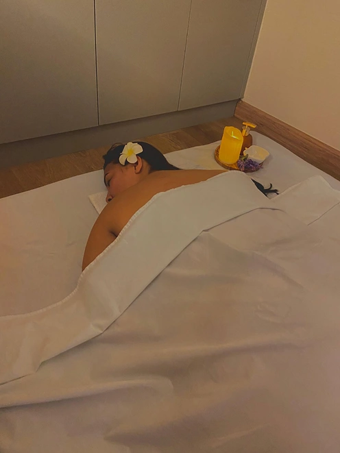 Massoterapeuta Liane fazendo massagem ayurvédica