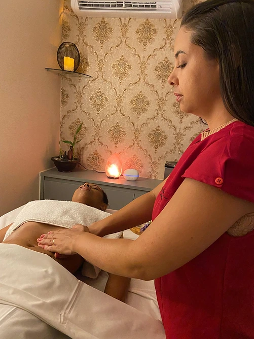 Massoterapeuta Liane fazendo drenagem linfática com relaxante