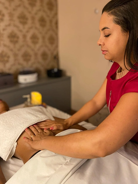 Massoterapeuta Liane fazendo massagem modeladora