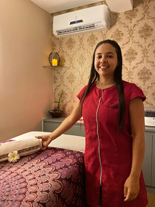 Liane Vieira, massoterapeuta especialista em alívio de dores no DF.