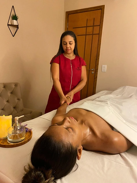 Massoterapeuta Liane fazendo massagem com óleo essencial doTerra em uma paciente